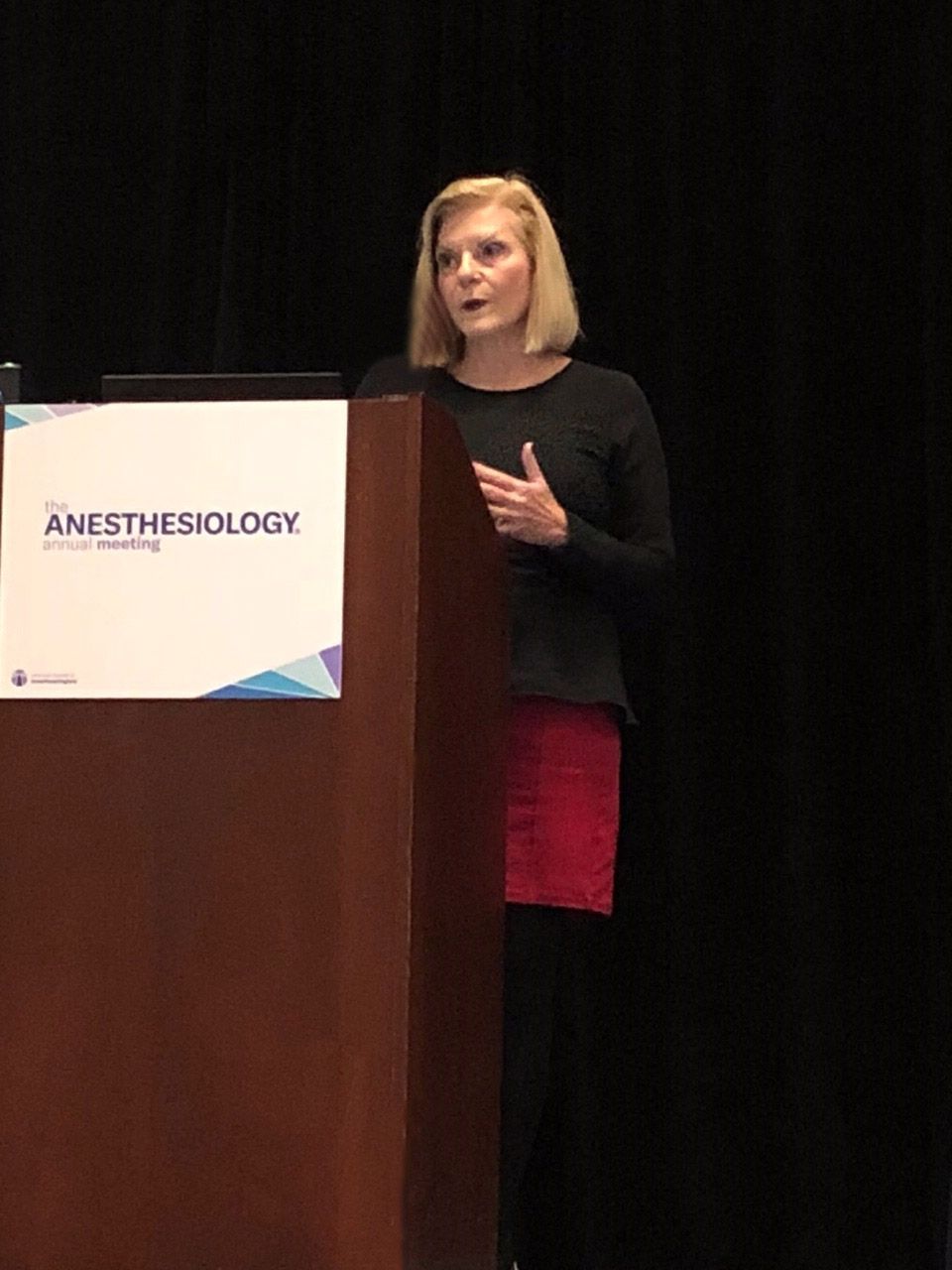 Full shot photo of Shena Scott during a speech at the ASA Anesthesiology annual meeting